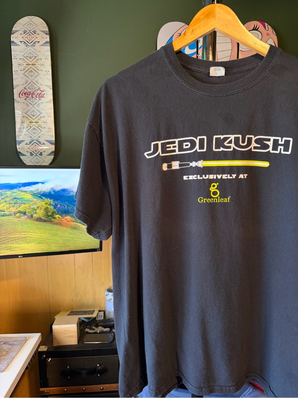 'Jedi Kush' Men’s Greenleaf Lightsaber Black Graphic Tee